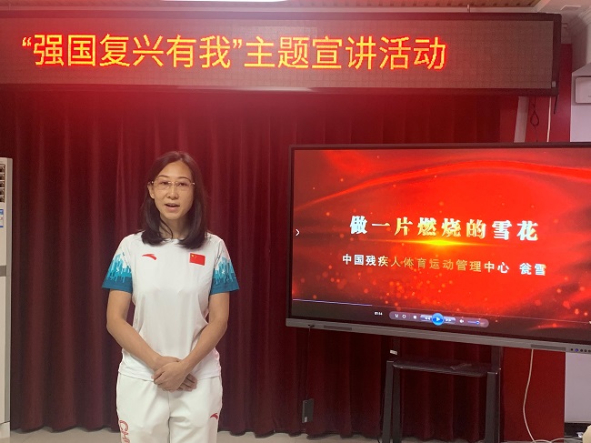 图为瓮雪进行宣讲